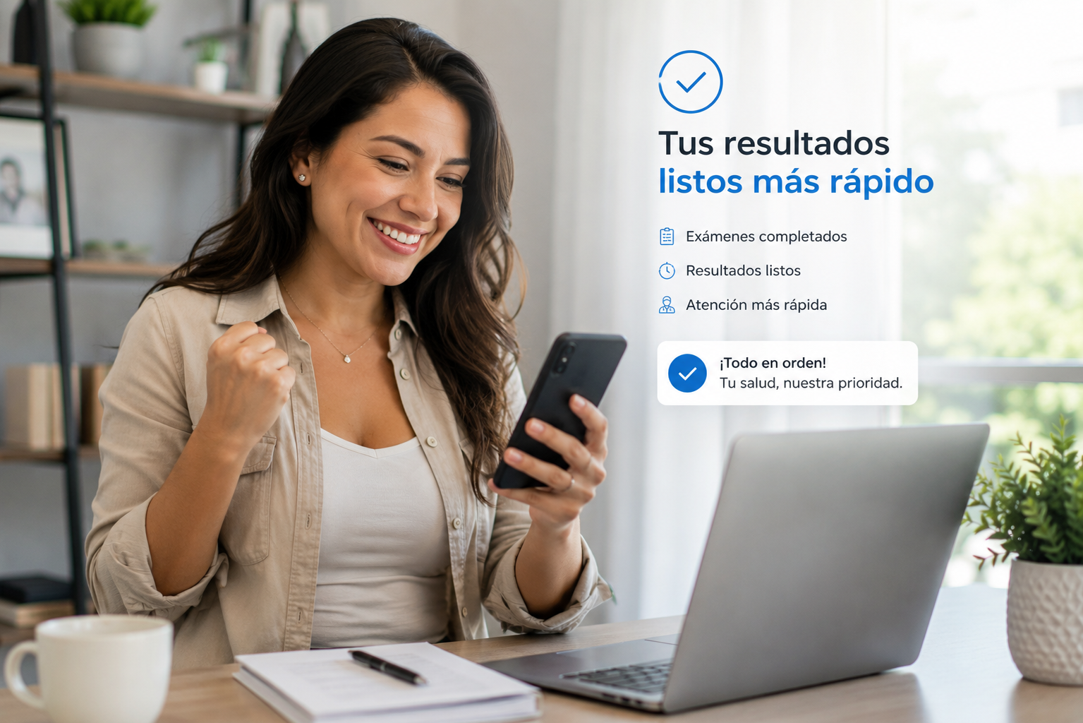 Mujer adulta recibiendo rápidamente sus resultados médicos en su teléfono, mostrando tranquilidad y satisfacción.